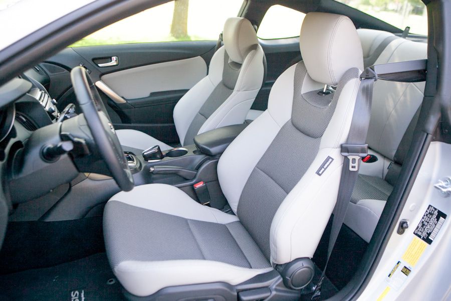 Hyundai Genesis Coupe sedadlá