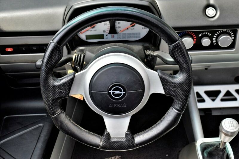 Opel Speedster interiér