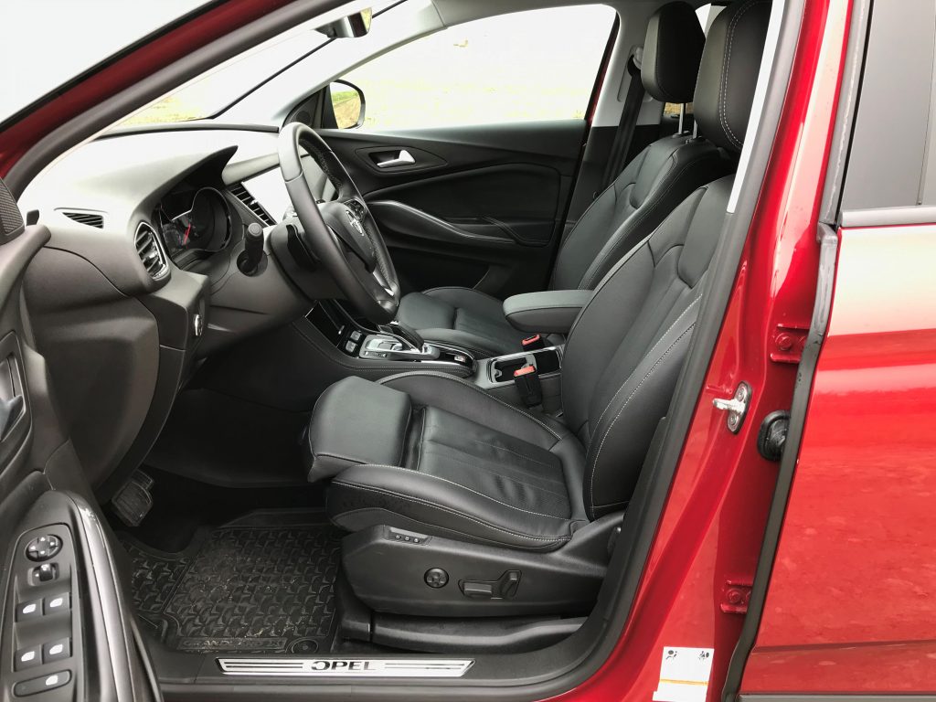 2020 Opel Grandland X Plug In Hybrid4 test recenzia interiér