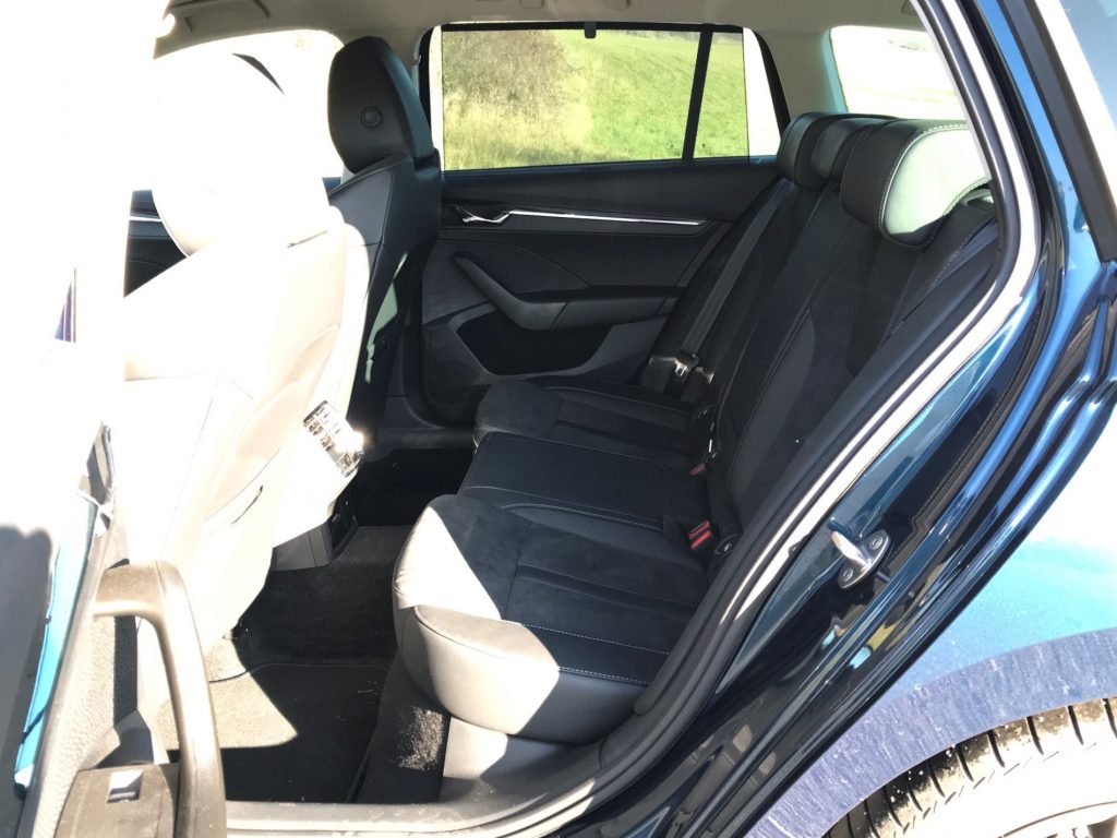 2020 Škoda Octavia Combi G-Tec Style 4. gen. test recenzia skúsenosti zadné sedadlá