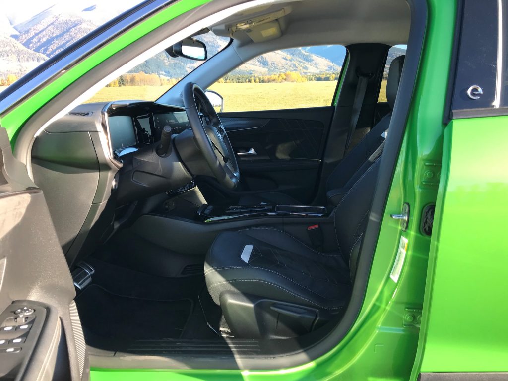 2021 Opel Mokka-e Ultimate 50 kWh test recenzia skúsenosti interiér