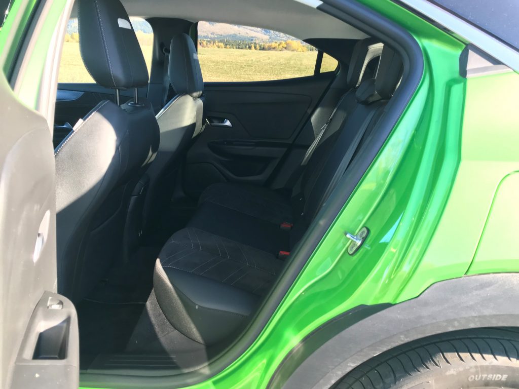 2021 Opel Mokka-e Ultimate 50 kWh test recenzia skúsenosti interiér