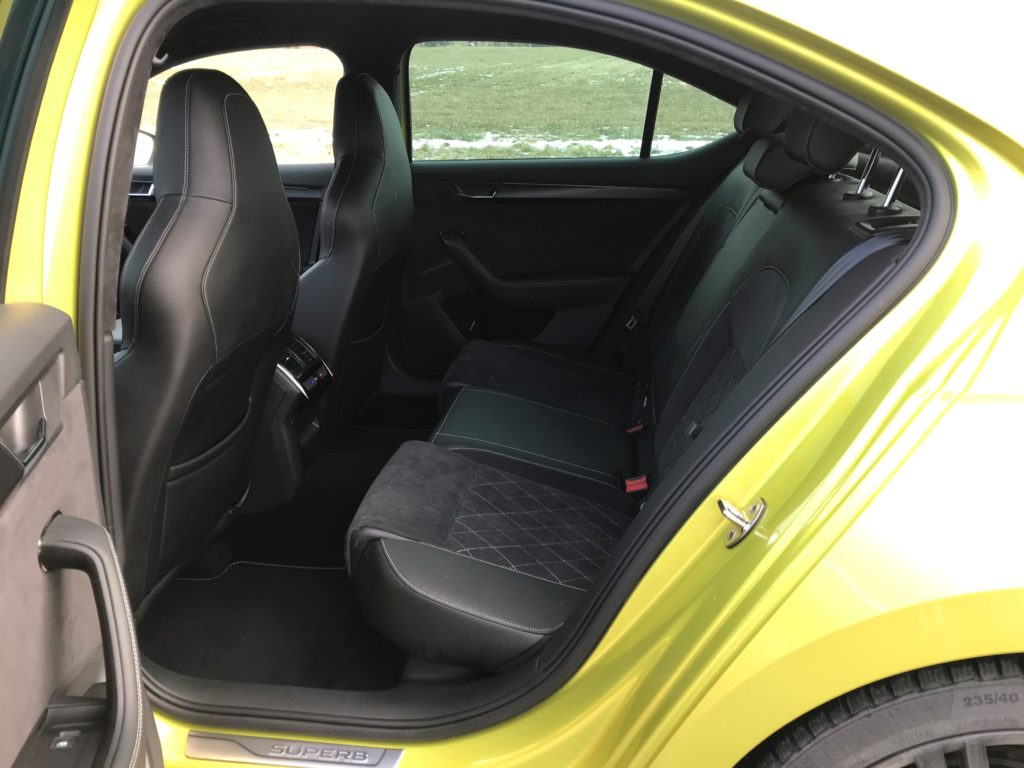 2021 Škoda Superb Sportline 2.0 TDI 4x4 DSG 3. gen. test recenzia skúsenosti zadné sedadlá