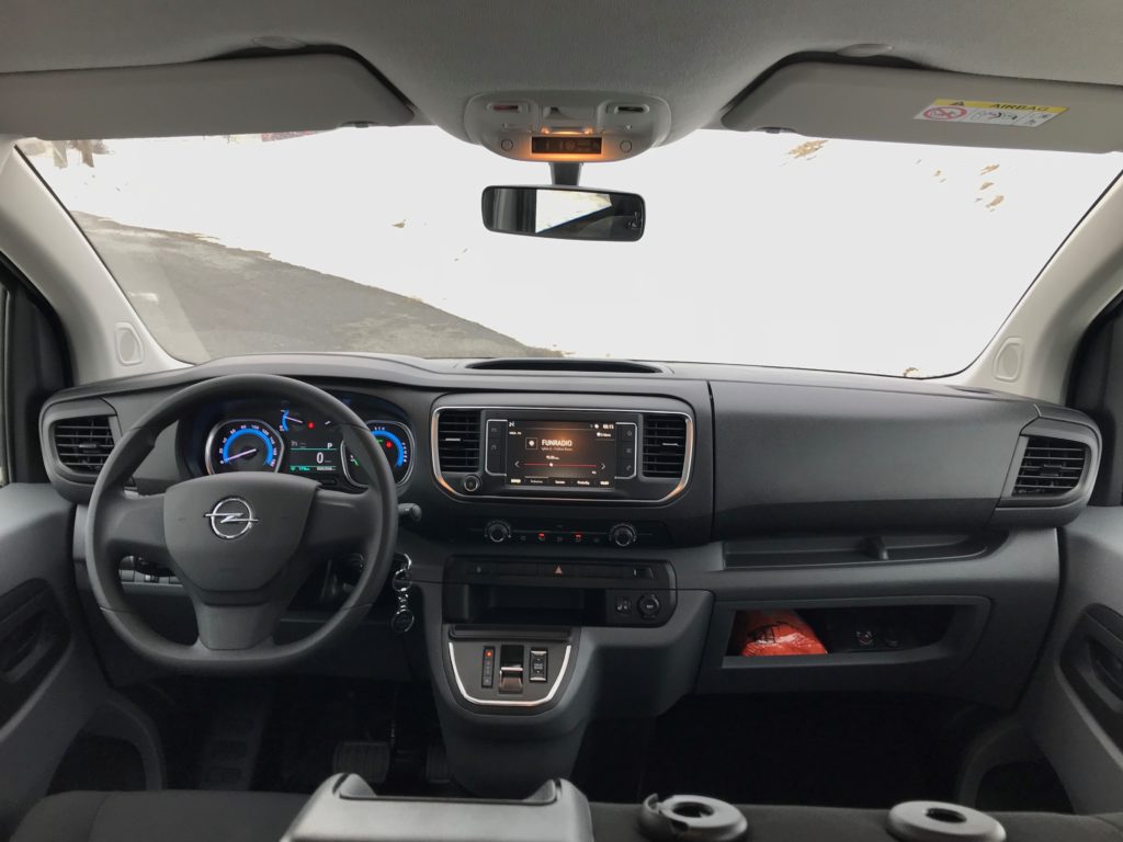 2022 Opel Vivaro-e Combi 50 kWh test recenzia skúsenosti interiér