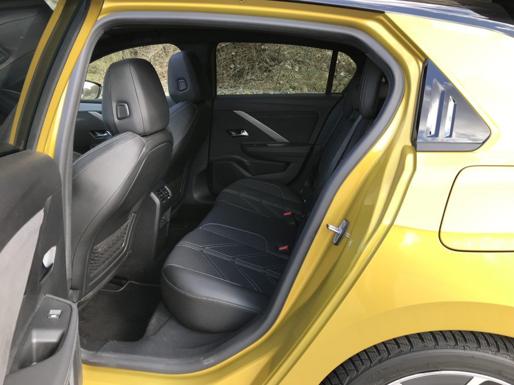 2022 Opel Astra L 1.6 plug-in hybrid test recenzia skúsenosti interiér