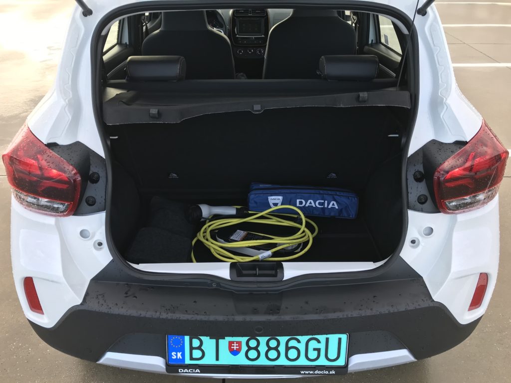 2022 Dacia Spring Comfort Plus test recenzia skúsenosti kufor