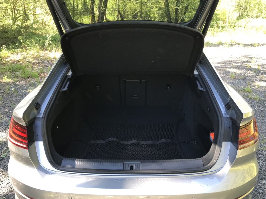2018 Volkswagen Arteon 2.0 TSI test recenzia skúsenosti kufor