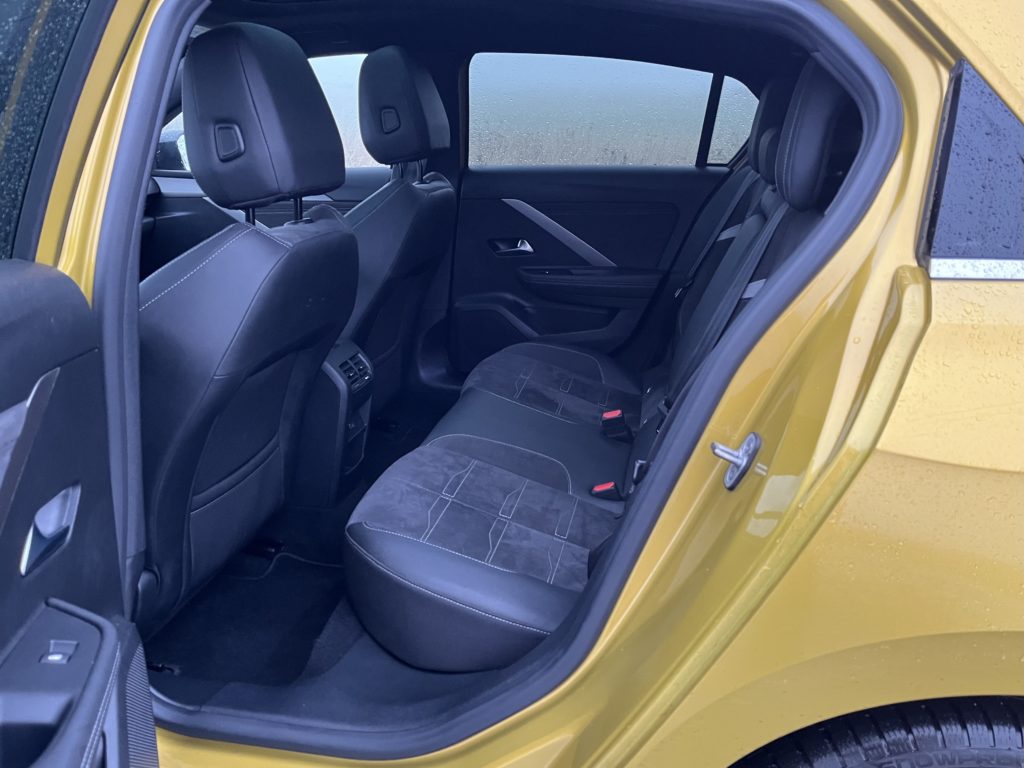 2022 Opel Astra 1,2 Turbo Ultimate test recenzia skúsenosti interiér