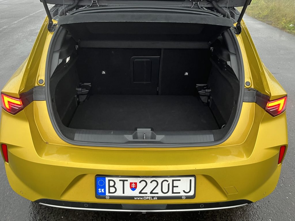 2022 Opel Astra 1,2 Turbo Ultimate test recenzia skúsenosti kufor