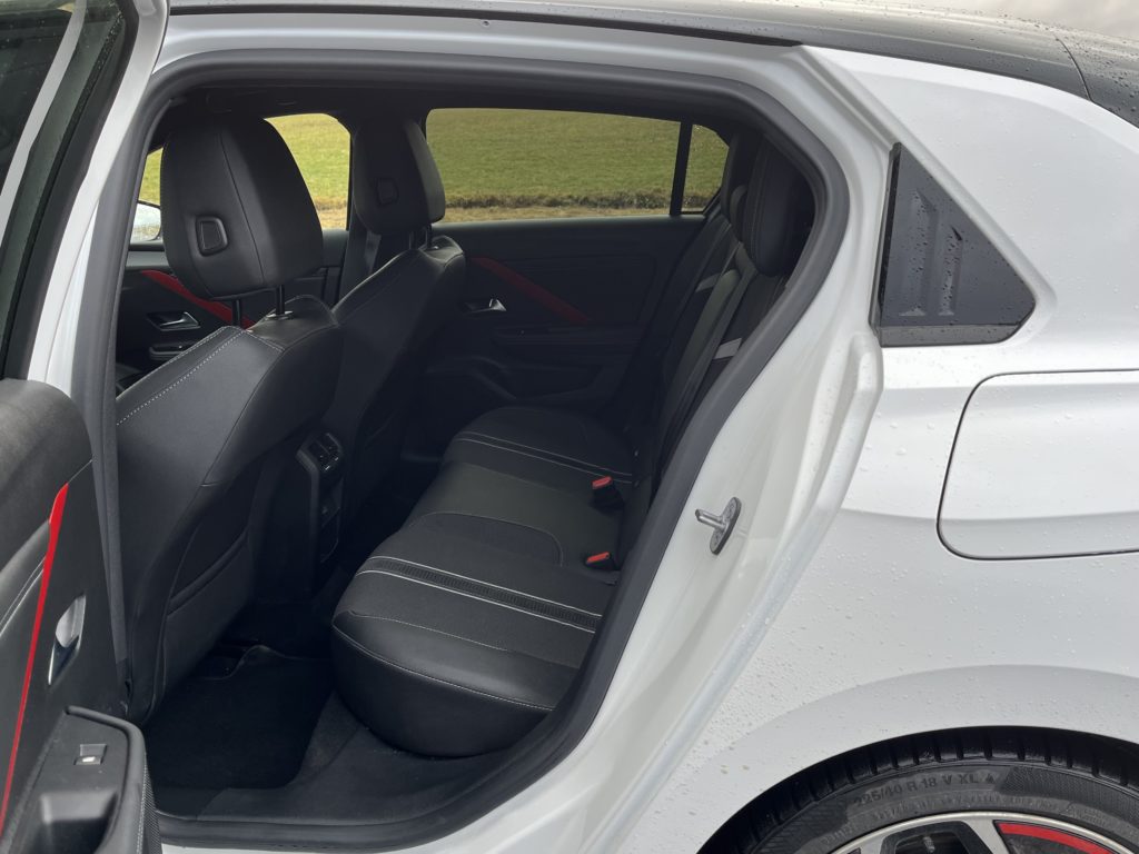2022 Opel Astra L 1.6 turbo plug-in hybrid test recenzia skúsenosti interiér