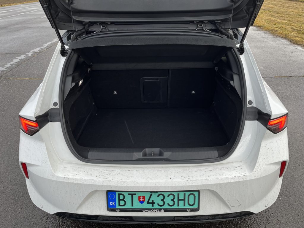 2022 Opel Astra L 1.6 turbo plug-in hybrid test recenzia skúsenosti kufor