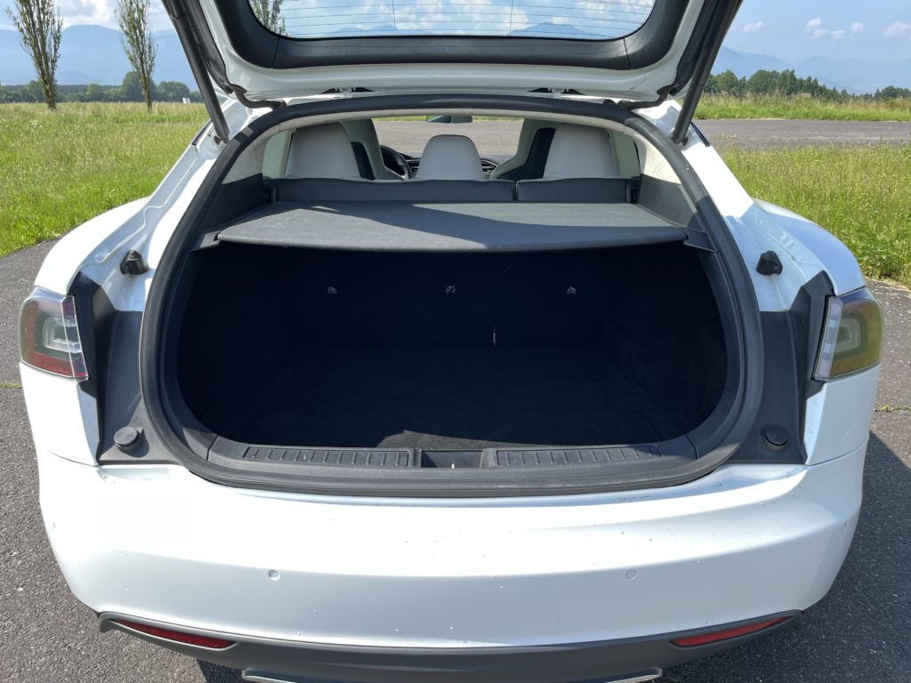 2015 Tesla Model S 85D test recenzia skúsenosti kufor