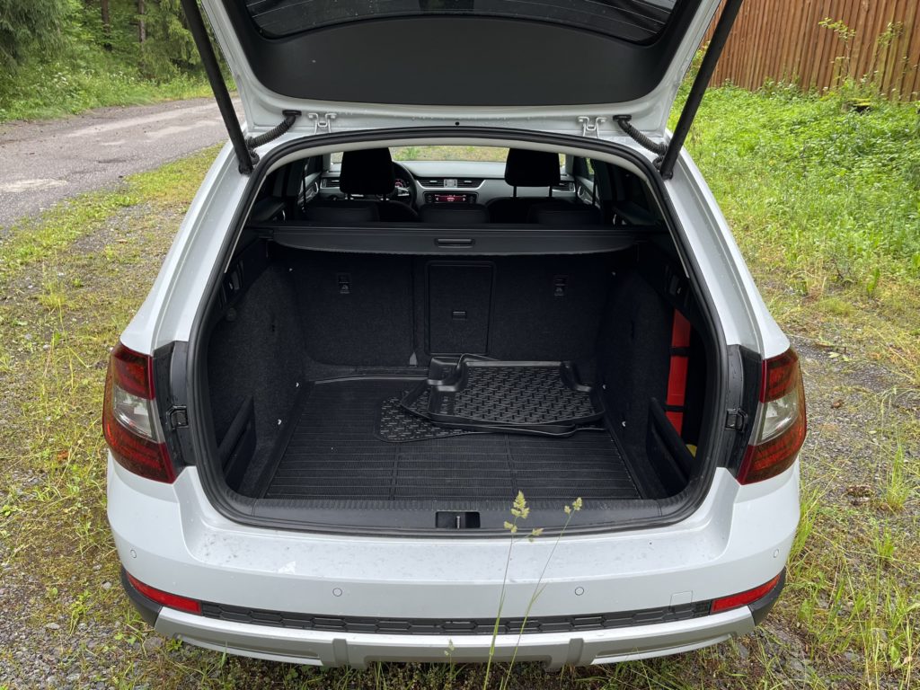 2020 Škoda Octavia Scout 2.0 TDI test recenzia skúsenosti kufor