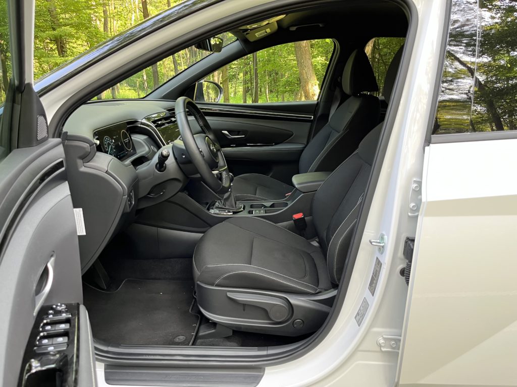 2023 Hyundai Tucson 1.6 T-GDi Play test recenzia skúsenosti interiér