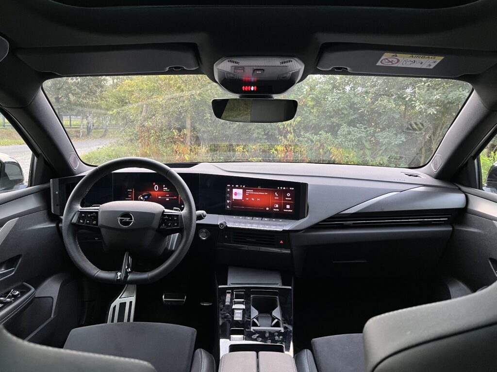 2023 Opel Astra GSe 1.6 turbo test recenzia skúsenosti interiér