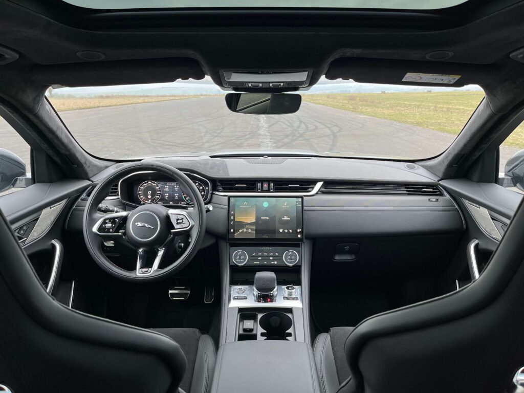 2024 Jaguar F-Pace SVR test recenzia skúsenosti interiér