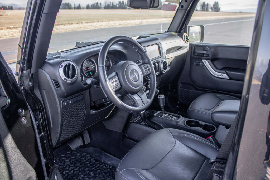 2014 Jeep Wrangler 2.8 CRD test recenzia skúsenosti interiér