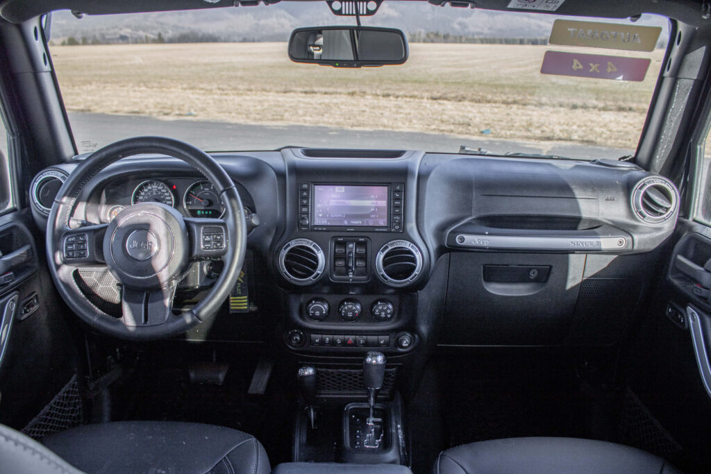 2014 Jeep Wrangler 2.8 CRD test recenzia skúsenosti interiér