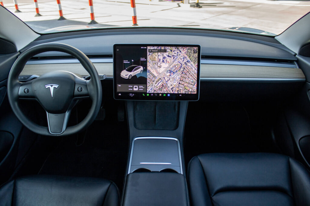 2021 Tesla Model 3 Long Range test recenzia skúsenosti interiér
